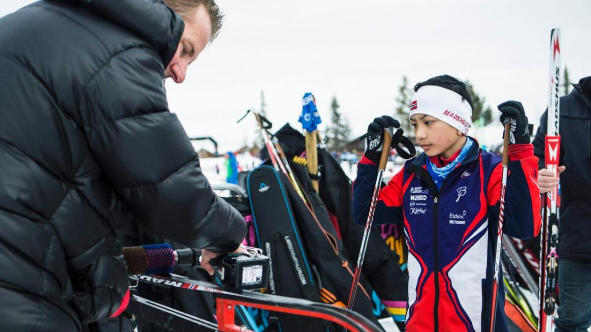 Smørjebas for Østre Toten, Vegard Hansen, la siste finpussen på skia til Angelo Mag-Sug (14) før stafetten fredag.