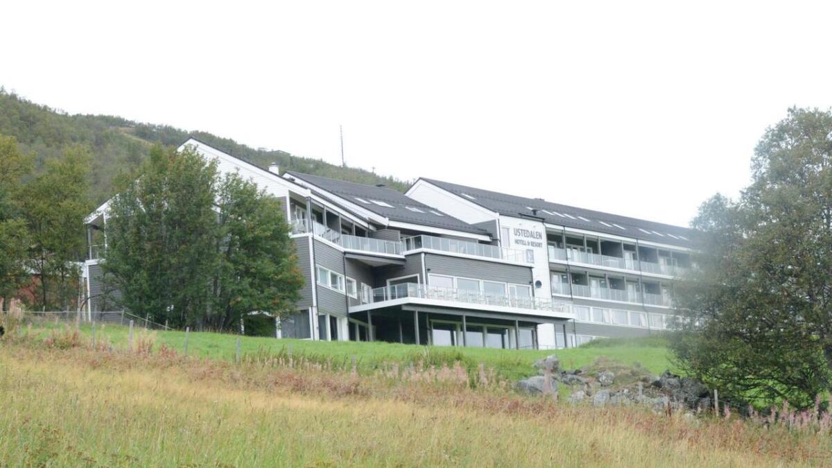 Hol kommune meiner Ustedalen Hotell har bygd og brukt ein etasje ulovleg. Utbyggaren skuldar på kommunikasjonssvikt.