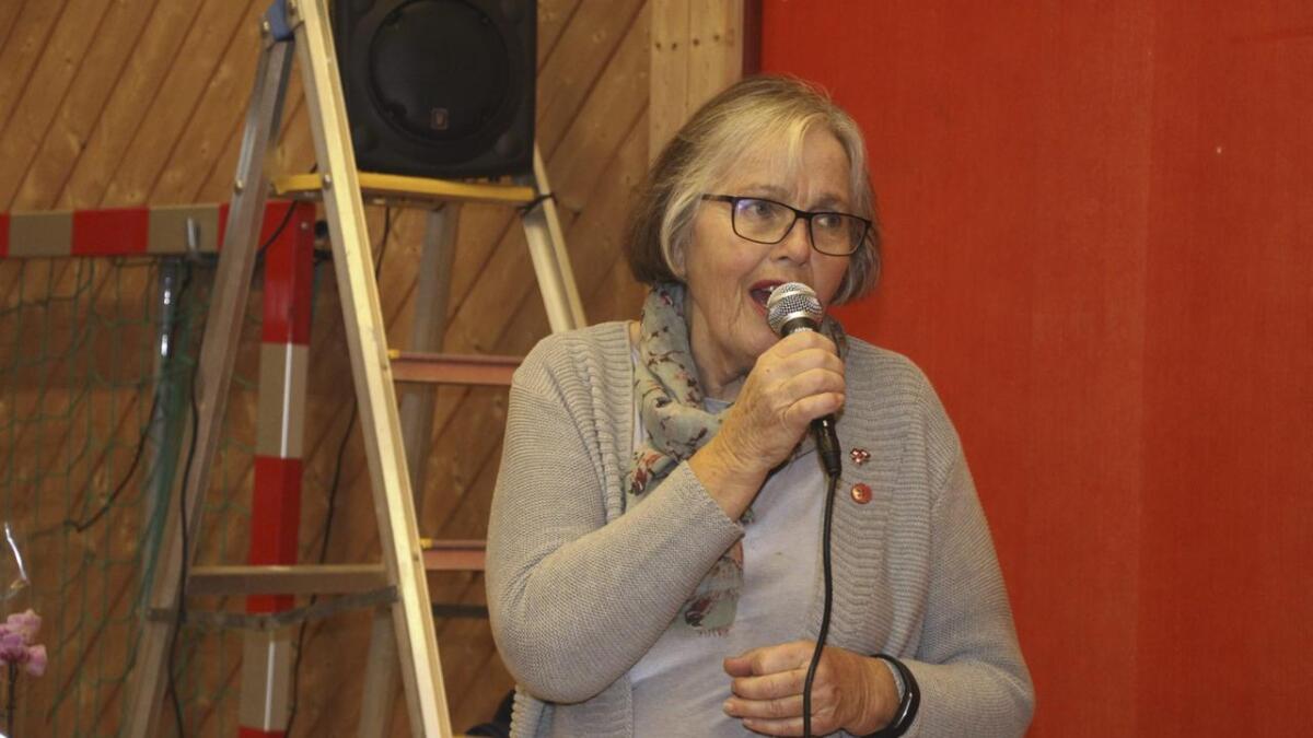 Anne Karin Lepsøy i aksjon under haustens sanitetsbasar på Søre Øyane skule.