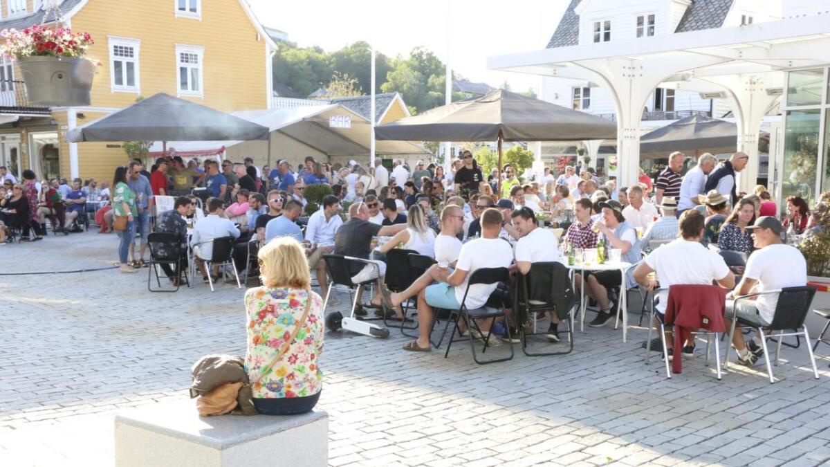 Mange møtte opp tidleg for å sikra seg gode plassar til Torgfesten. Det er selt dobbelt så mange billettar til årets fest som i fjor.