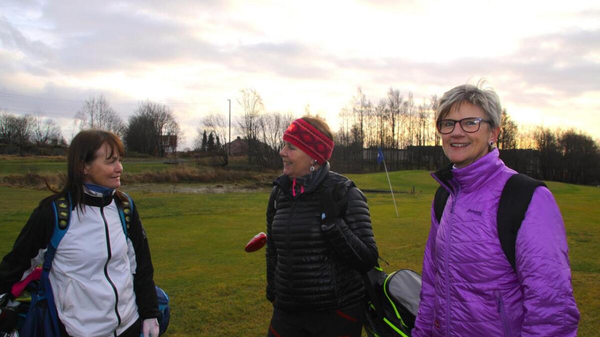 Desse damene spelar golf kvar onsdag. Sommar som vinter.