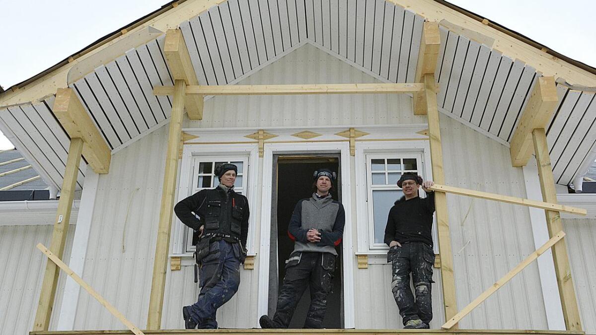 Sondre Rorgemoen (t.v.), Thomas Mohaugen og Svein Olav Aarhus har sett opp huset ved Solheimli i stor fart. 	Båe