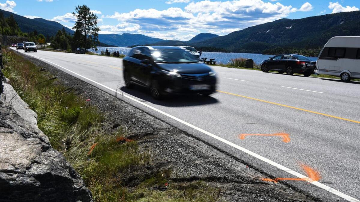 Ein mann i tjueåra drap kjærasten sin før han kolliderte med bilen sin på Rv 7 i Gulsvik tysdag morgon. Her er merke i asfalten etter ulykka i Gulsvik.