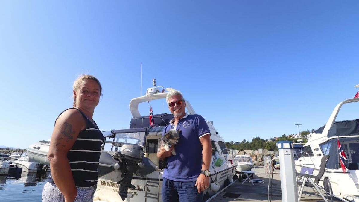Kristine Leidland og Karl Einar Ferkingstad er del av ein større vennegjeng frå Karmøy som er på båtferie. Dei sit att med eit godt inntrykk av Os etter to dagar i hamna.