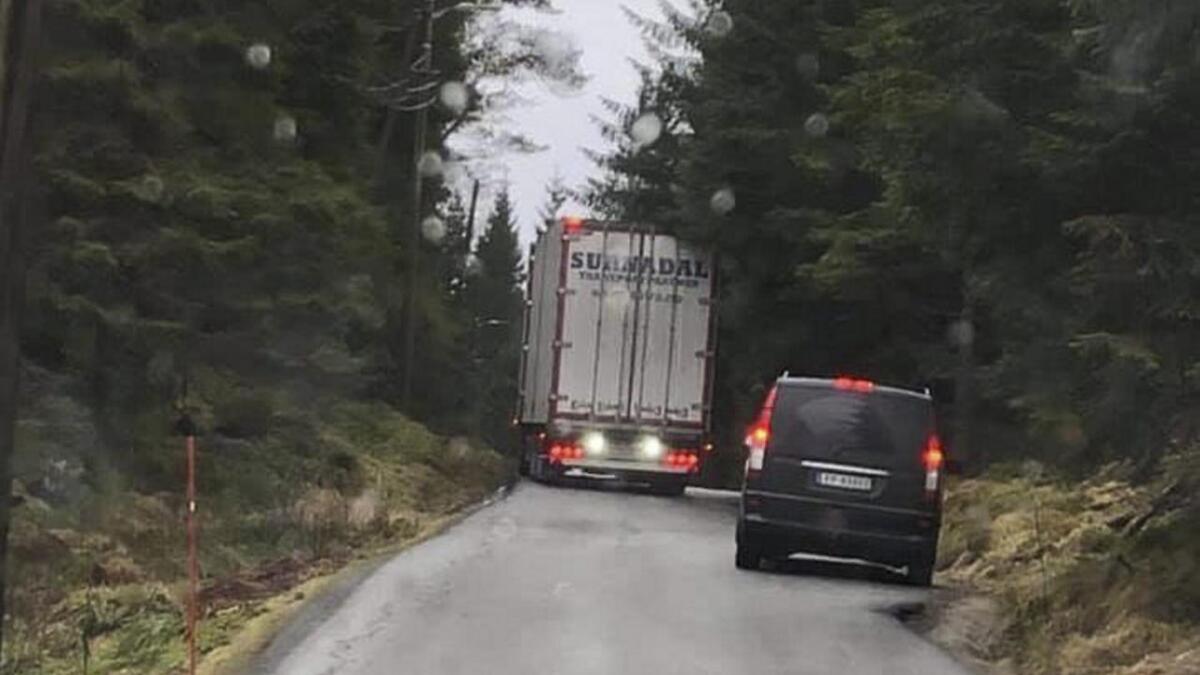 Ein sjåfør tok sjansen, og fann ut at det ikkje var mogleg å koma seg over Søvikåsen. No må han ryggja heile vegen tilbake til Lysefjorden.