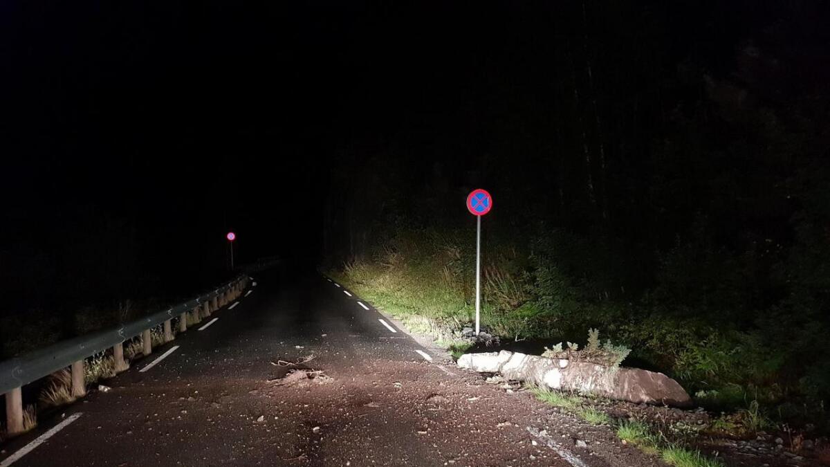 Natt til  fredag har ein steinblokk på fleire tonn rasa ut i Fv120 ved Øygardgrend i Nore og Uvdal.