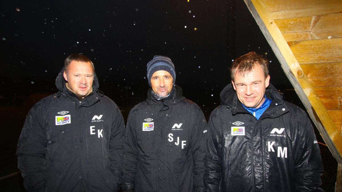 Trenarane Eirik Kvittingen, Sverre Johan Fløysand og Kenneth Moland hutra litt i regnvêret. Til gjengjeld varma spelet dei fekk sjå på banen.
