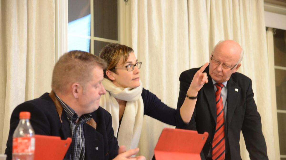 Høgre-representantane Petter Braaten (t.v.) og Jon-Andreas Kolderup og Sigrid Simensen Ilsøy (Sp) diskuterte budsjettet under møtet onsdag. Dei er skeptiske til at dei må dekke inn minus i budsjettet med pengar frå disposisjonsfondet.