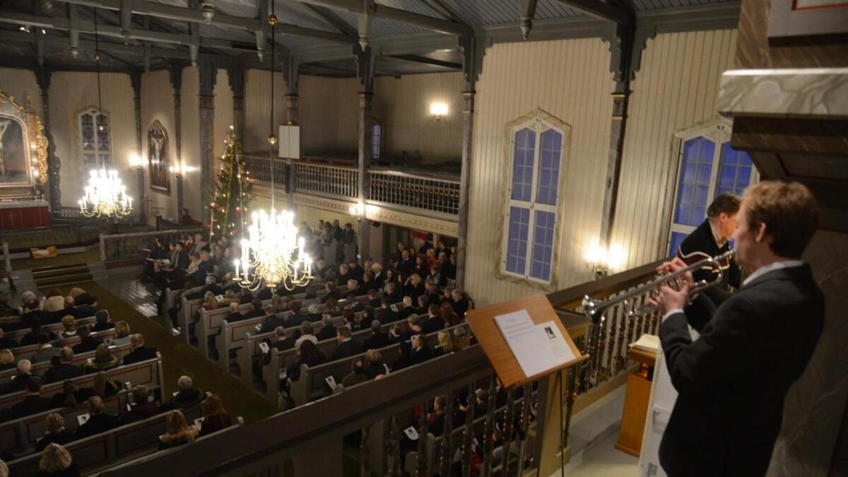 Espen Liahagen spelte trompet saman med organist Peter Rødel under julegudstenestene i Nes julaftan. Her frå den siste gudstenesten i Nes kirke. Hallingdomen er mektig denne dagen.