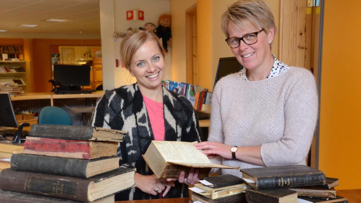 Hemsedal kyrkje og biblioteket samarbeider om bibelutstilling. Sokneprest Camilla Osnes og biblioteksjef Anne Berit Ulsaker gler seg til å syne fram alle dei flotte biblane som er lånt ut til biblioteket.