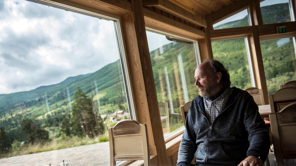 Arne Håtveit ser ut på dei grønkledde dalsidene frå den nye matsalen på Hermon.