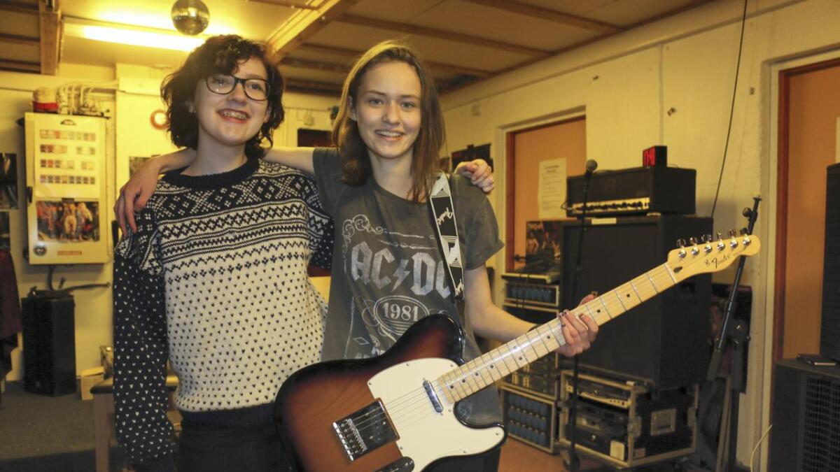 Osingen Lilly-Mae Grønvigh (15) og fusingen Frida Solheim (15) har spela i band i lag sidan tidleg i 2017. Om vel to veker står dei på scena i Os rockeklubb saman med tre andre band.