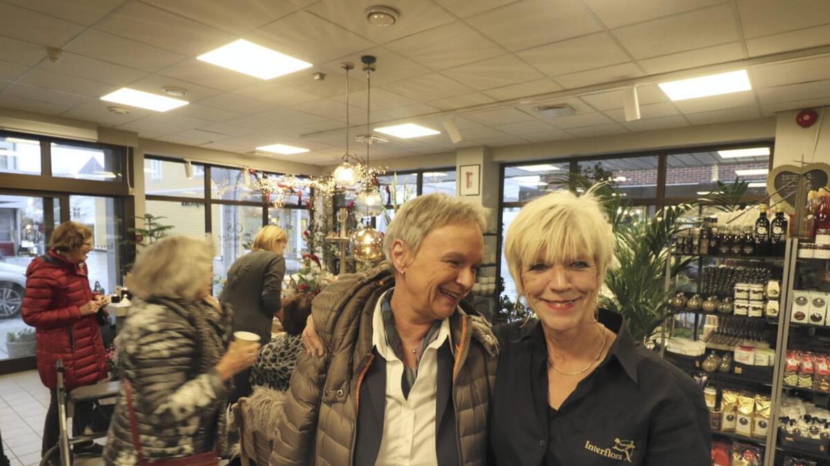 Jorunn Moberg frå Os Gravferdsbyrå, som er Os Blomsterservice sin viktigaste kunde, var sjølvsagt på plass for å gratulera Marianne Holmefjord med ny butikk.