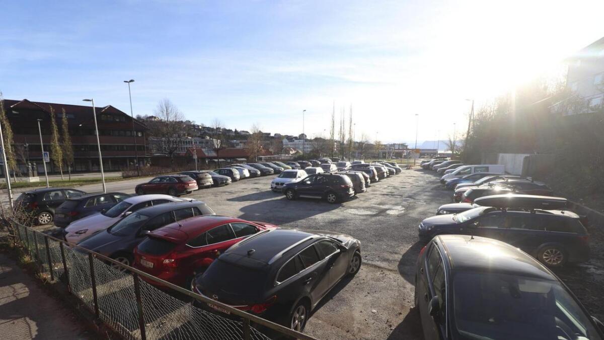 I påvente av nytt parkeringssystem ønskjer kommunen og næringssjef Elin Thorsen «å skapa ein god og hyggeleg dialog med dei som jobbar og parkerer i sentrum».