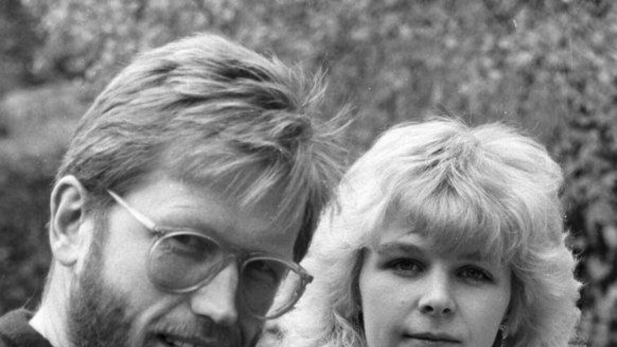 May Grethe Lerum og Gunnar Grimstveit med boka om synske Ivar Flatmo, som vart gitt ut i oktober 1988.