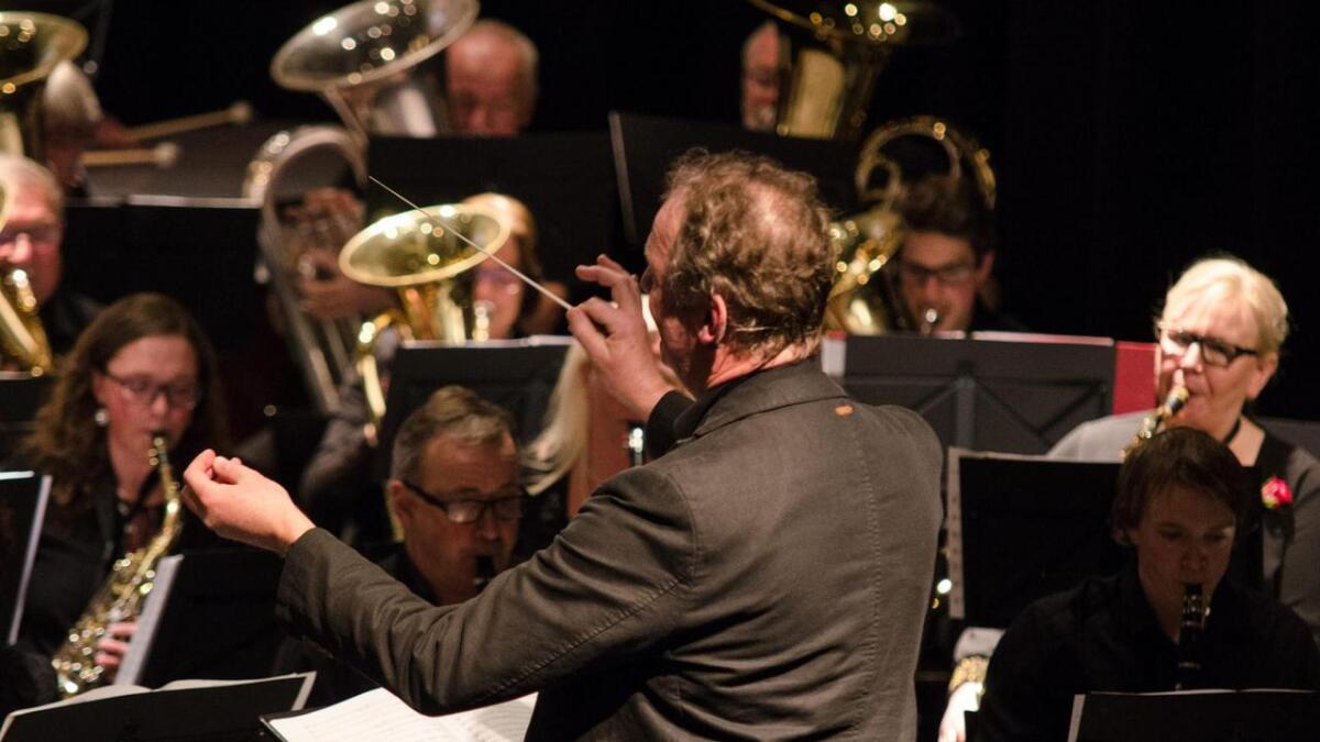 Ståle Abrahamsen var dirigent og konferansier under nyttårskonserten til Nesbyen Hornmusikklag.