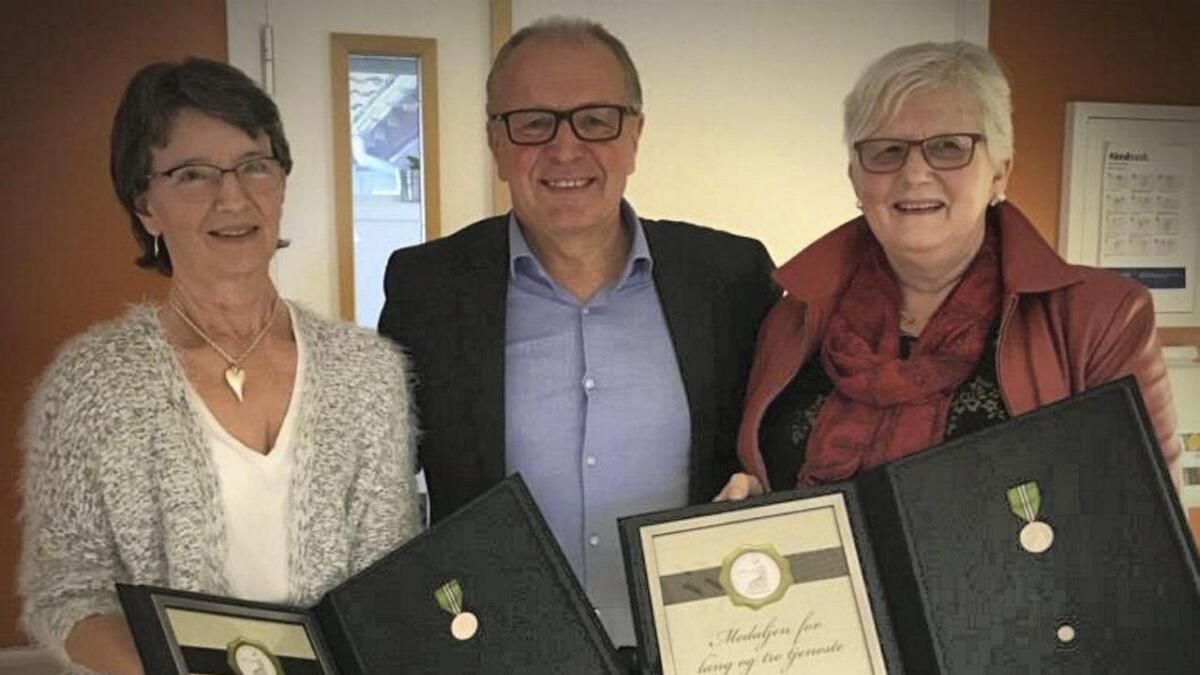 Ordførar Atle Kvåle delte ut medaljar og ba jubilantane om å nyta pensjonisttida og ta vare på helsa.