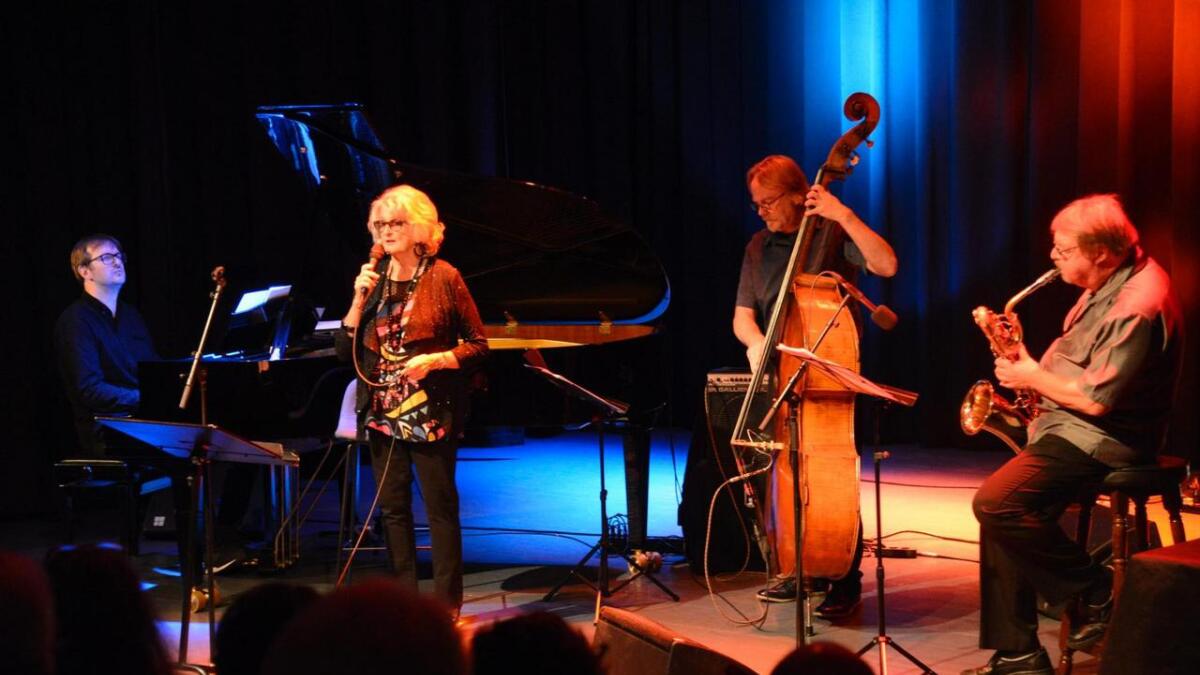 Kulturhuset Banken i Nesbyen var utselt då Karin Krog spelte saman med Terje Gewelt (bass), John Surman (baryton- og sopransaksofon) og Erlend Slettevold (piano).