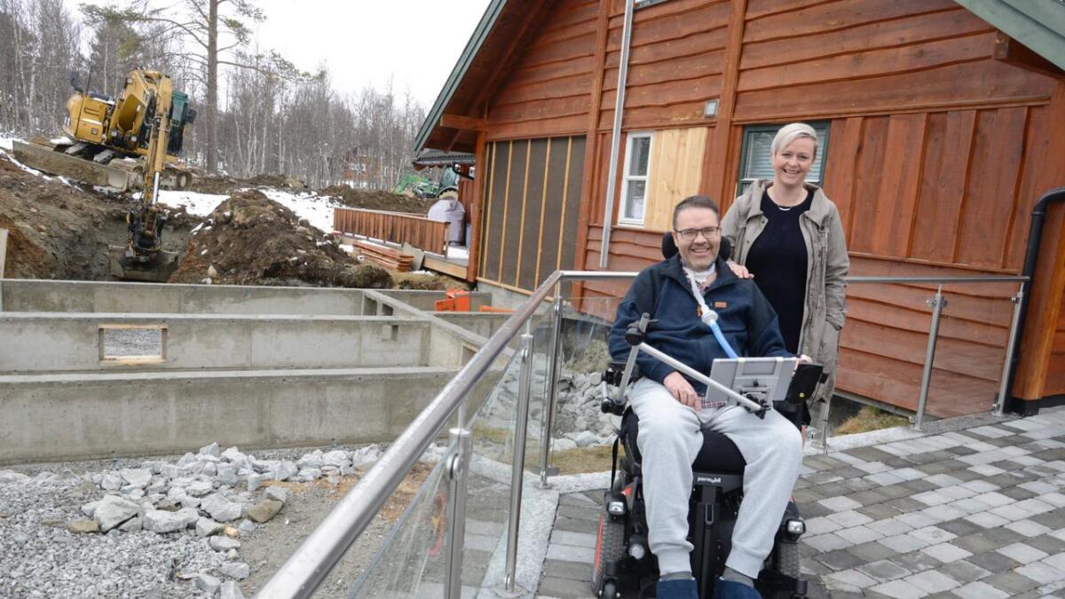 Bjørn Åge Misund og Siw Rasmussen bygger ut huset på Geilo. Grunnmuren er klar, og i løpet av mai skal huset vere ferdig. I lokalsamfunnet er det også sett i gang ein innsamlingsaksjon for å hjelpe familien.