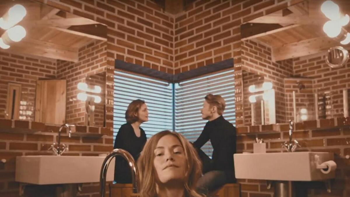 Darling West syng på badet til ei einsam kvinne i badekar på Jorunn Myklebust Syvertsens musikkvideo til låten «Loneliness».