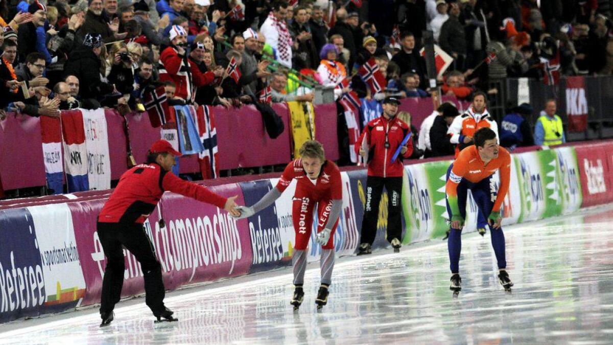 Håvard Bøkko blir gratulert av eks-trenar Jarle Pedersen etter å ha tatt skalpen til Sven Kramer på 1500 meter under VM i fjor. Sportssjef Øystein Haugen (bak) har også takka for seg.   (Arkivfoto)