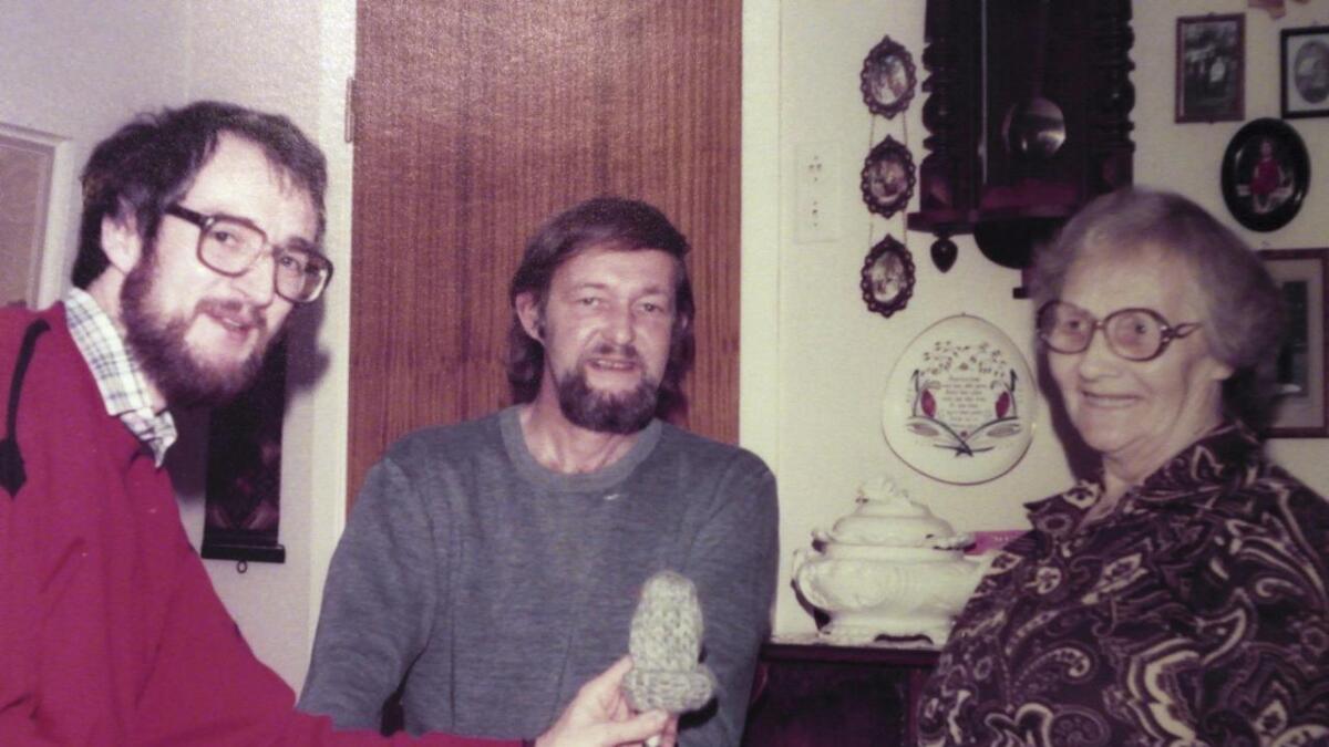 Ingvar Moe (i midten) var ei kjend radiorøyst på 1980-talet. Her vert han og mora Brita intervjua i NRK av osingen Kjell Harald Lunde.