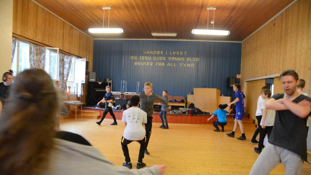 Eit 20-tals deltakarar dansa halling på Misjonsheimen. Instruktør var Ådne Kolbjørnshus frå Valdres.