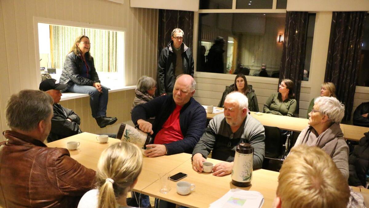 Vel 40 personar møtte fram på folkemøtet i regi av Sævareidfjorden ungdomslag. Bergfrid Norheim leidde møtet.