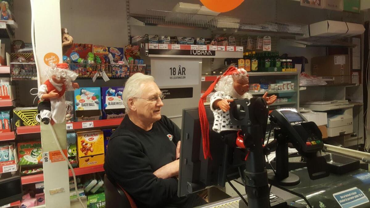 Trygve Einar Haugen hadde full kontroll over butikken, men var litt usikker på om julenissen ville få tid til å stikka innom Sævareid i år.