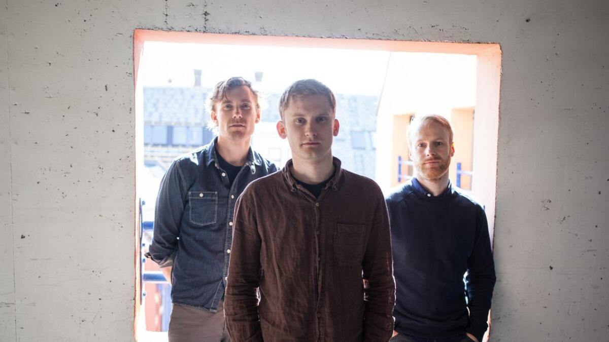 Erlend Apneseth (i midten) har Stephan Meidell og Øystein Hegg-Lunde på lag i Erlend Apneseth Trio når dei 15. september kom ut med «Åra» – album nummer to.
