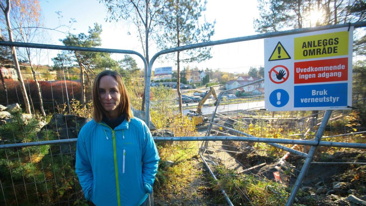 Mellom der styrar Katharina Søreide står og barnehagen i bakgrunnen, kjem det ifølgje planane ny firefelts motorveg.