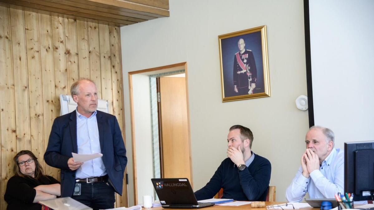Varslarsaka i Hemsedal fekk eit førebels punktum då Åge Sandsengen i Kommunerevisjon IKS (ståande) la fram sin rapport for dåverande rådmann Ole Johnny Stavn og ordførar Oddvar Grøthe