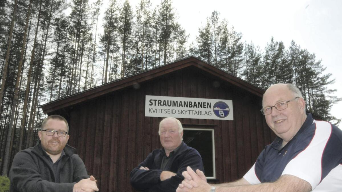 Bjørn Nordskog (t.v.), Harald Smeland og Steinar Smeland inviterer til 50 år med Straumanstemnet til måndag.